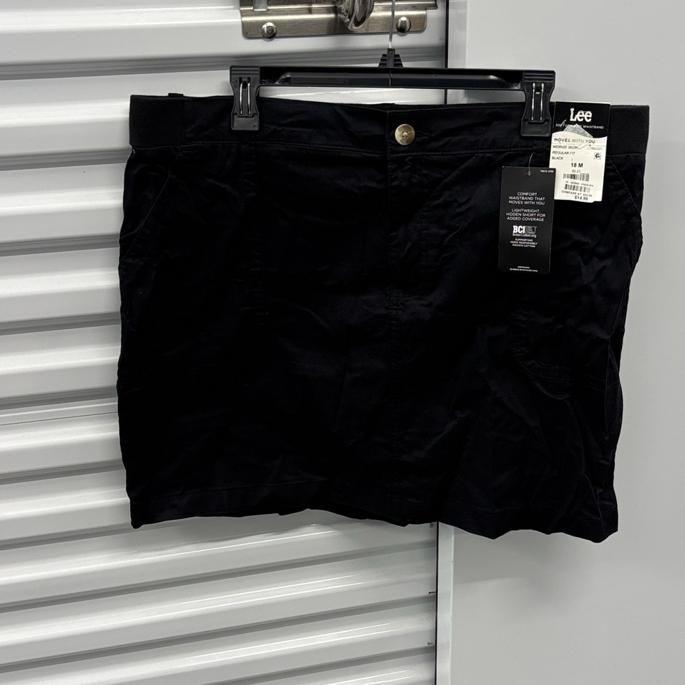 NWT Lee Soft Comfort Waistband Black Midrise Skort Regular Fit 18M Button Zipper